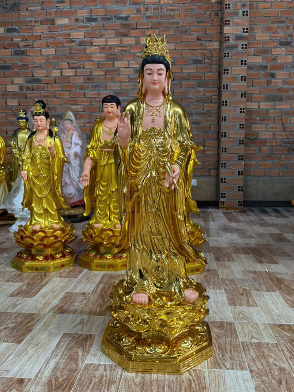 Tôn tượng Quan Thế Âm, cao 1m, dát vàng